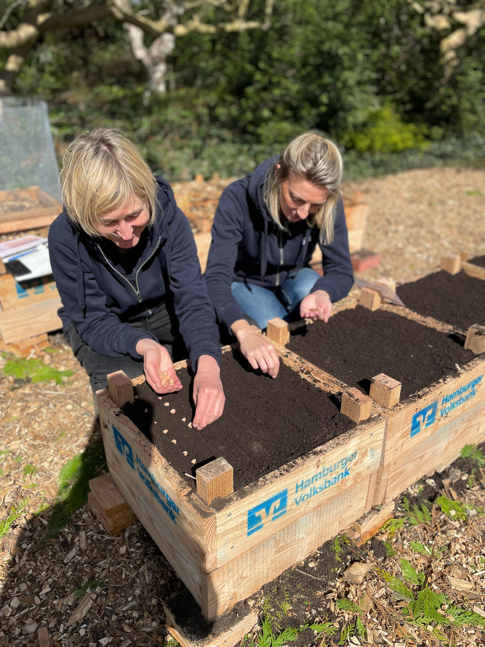 2 Frauen säen Bäumen im Biodiversitätspark