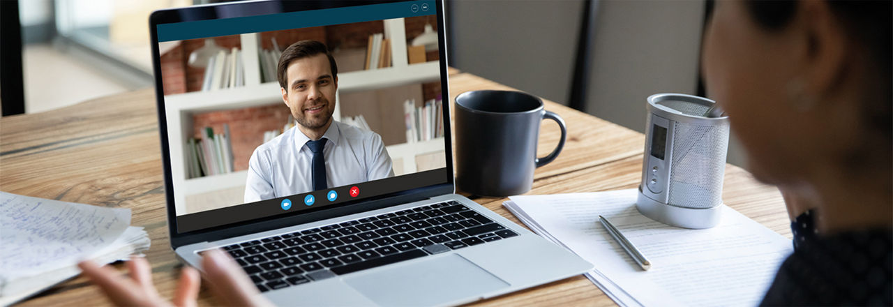 Zwei Personen die sich über Videochat unterhalten. 