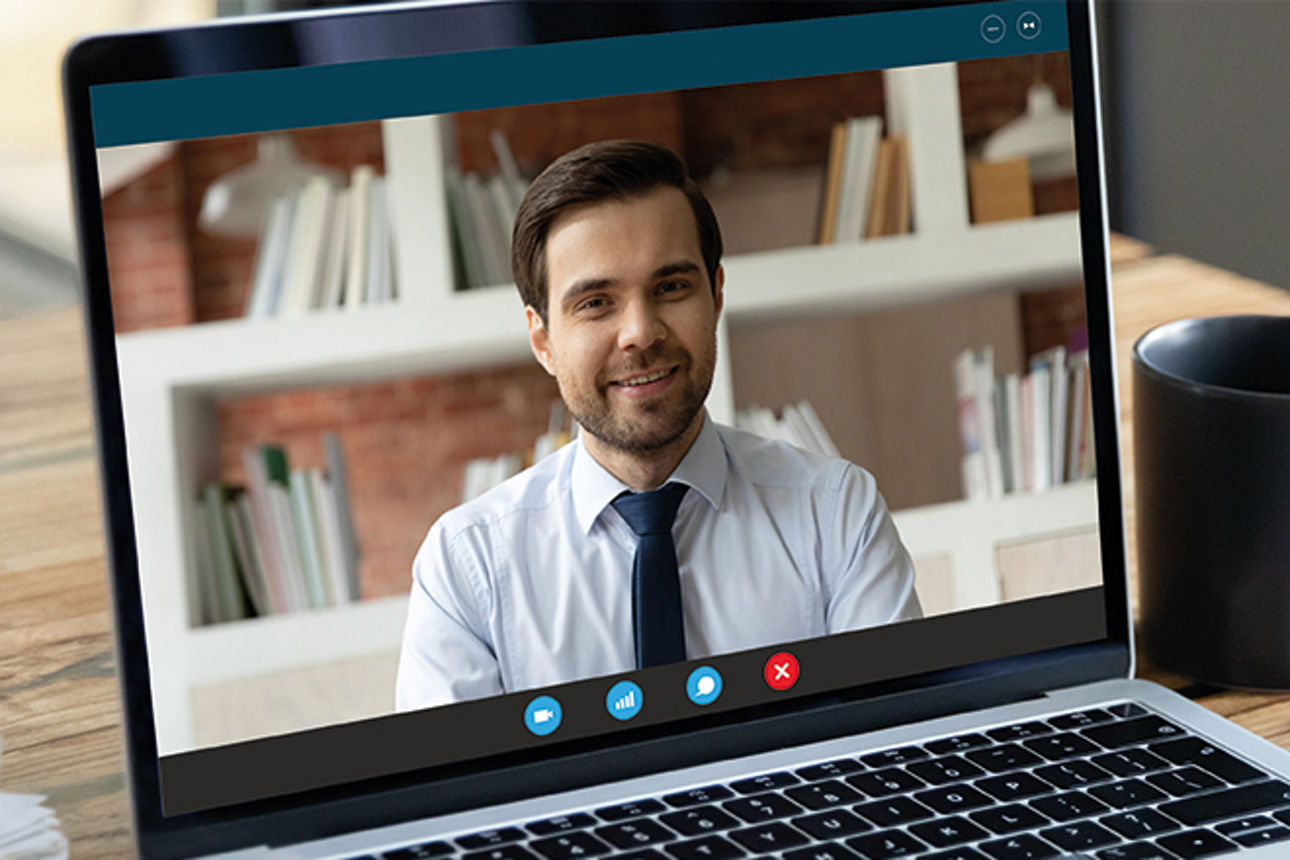 Zwei Personen die sich über Videochat unterhalten. 