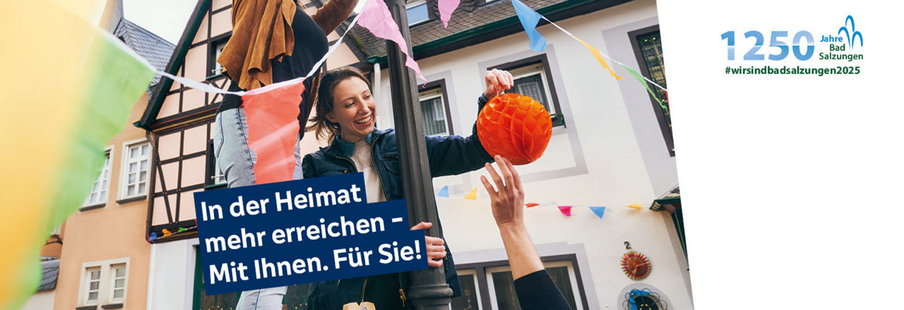 Frau schmückt für ein Straßenfest