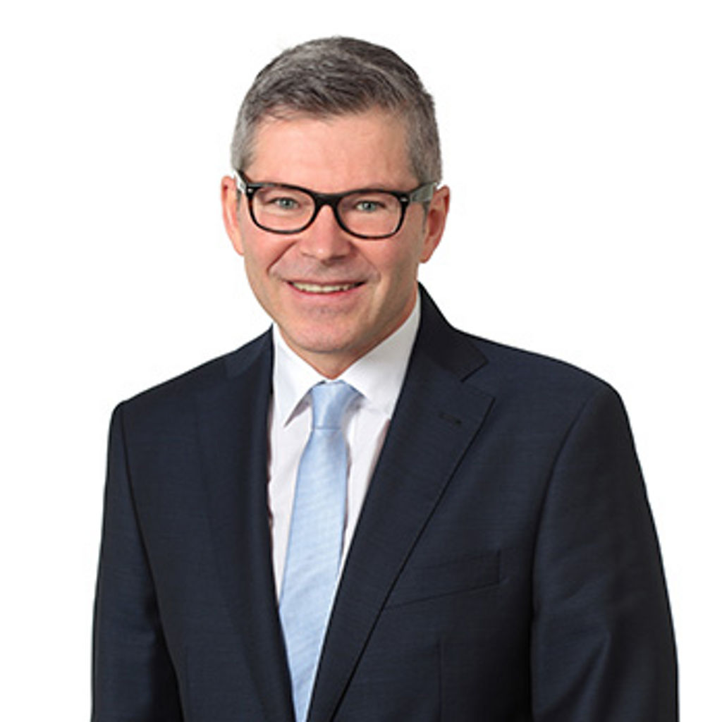 Freundlich lächelnder Mann im Anzug, unser Teamleiter Firmenkunden Geisenhausen Stefan Kaspar