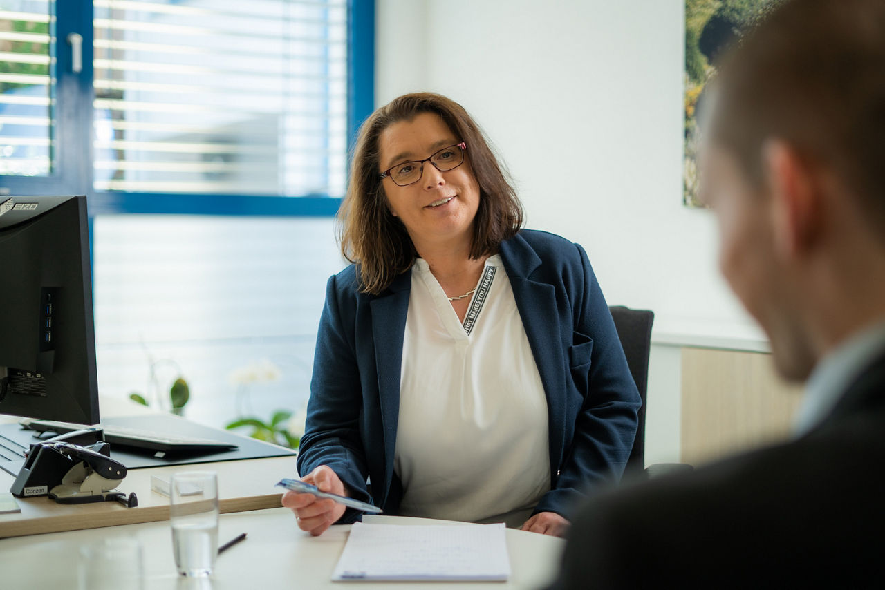 Eine Dame sitz mit einem Herren im Bewerbungsgespräch