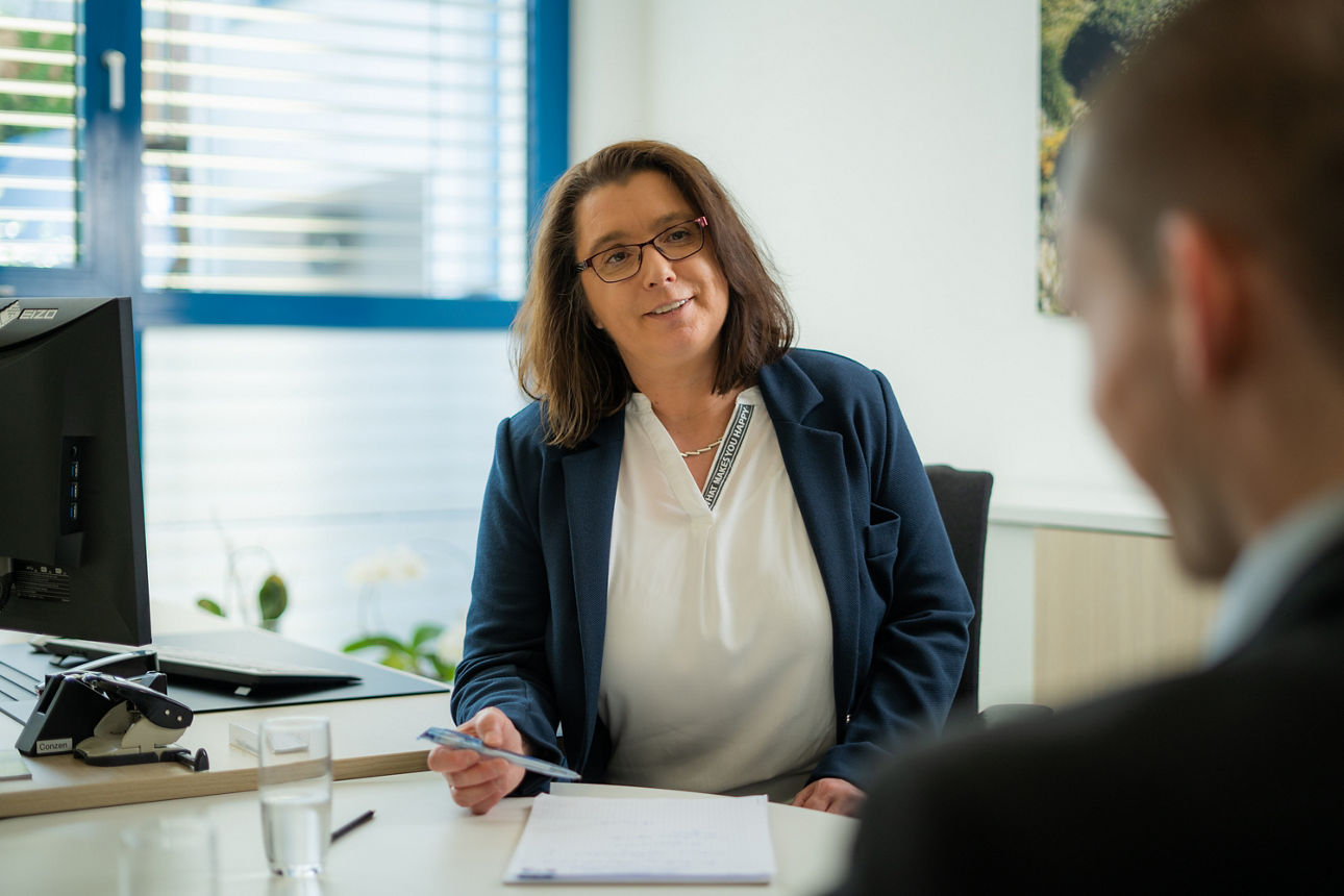 Eine Dame sitz mit einem Herren im Bewerbungsgespräch