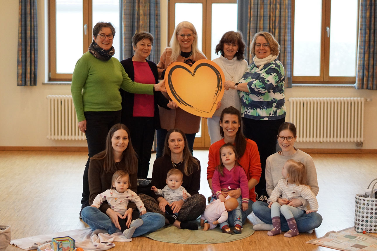 Susanne Metzger (Marketing) mit den Vorständinnen und der Mutter-Kind-Gruppe des kath. Frauenbunds Türkenfeld