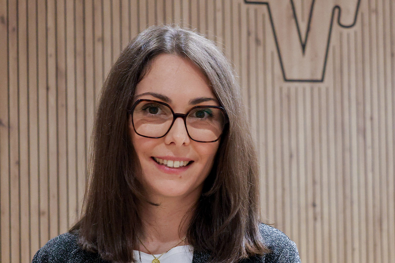 Katharina Schmid lächelt