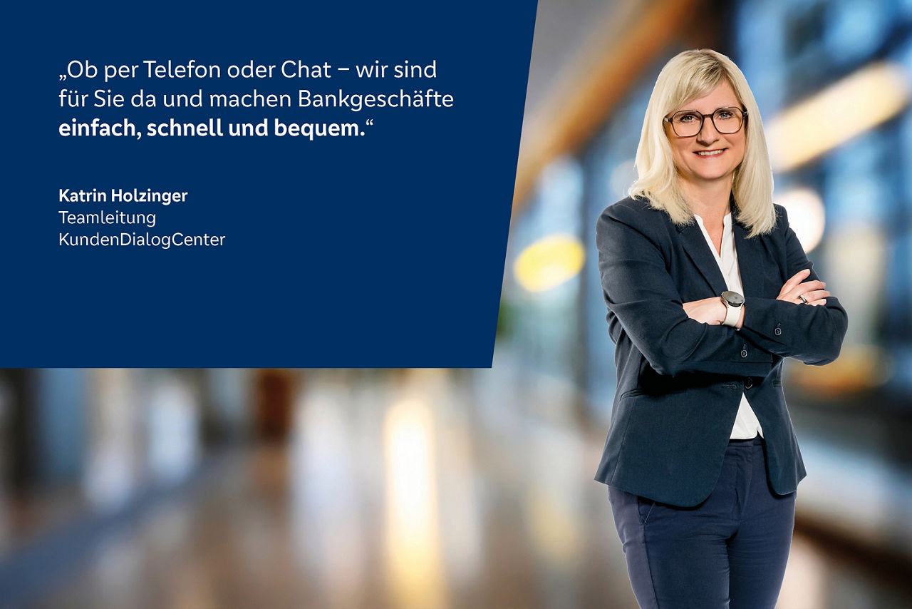 Eine lächelnde Frau trägt einen dunkelblauen Anzug
