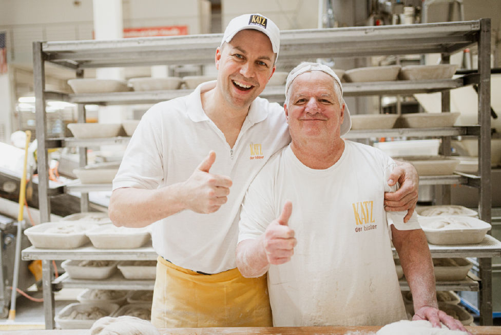 Zwei Mitarbeiter der Bäckerei Katz in der Backstube