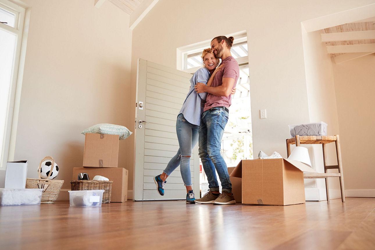 Paar freut sich in neuer Wohnung