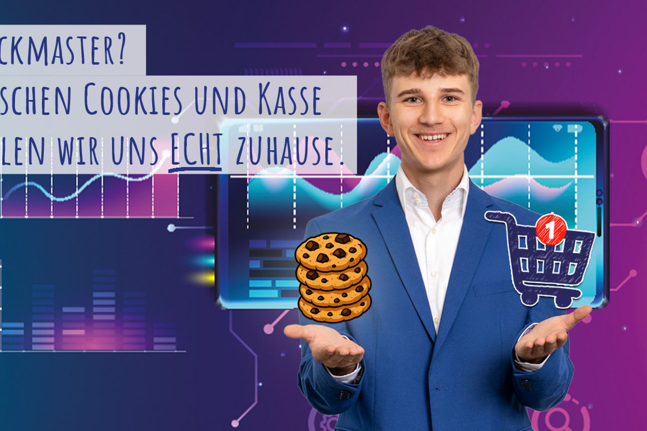 Der Azubi hat in der einen Hand einen Warenkorb und in der Anderen ein paar Kekse