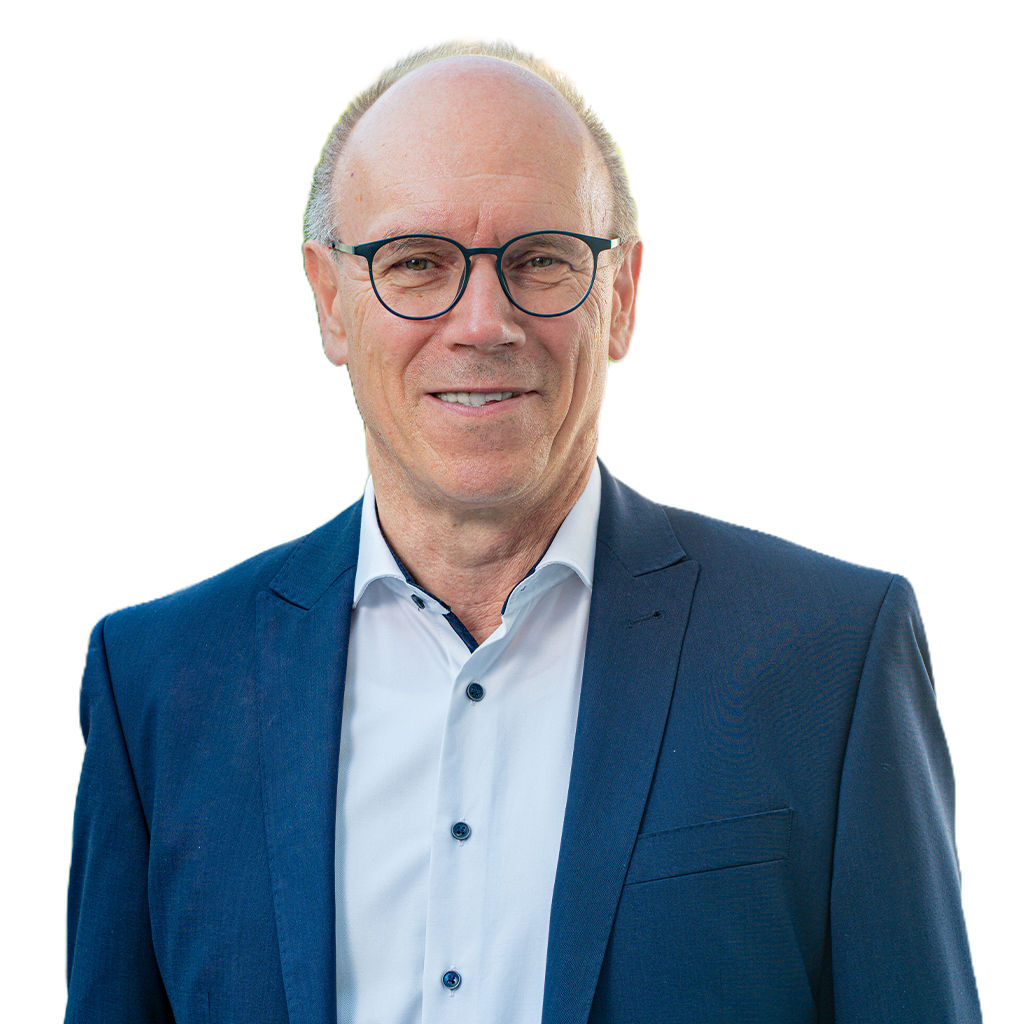 Ein freundlich lächelnder Mann in einem blauen Anzug