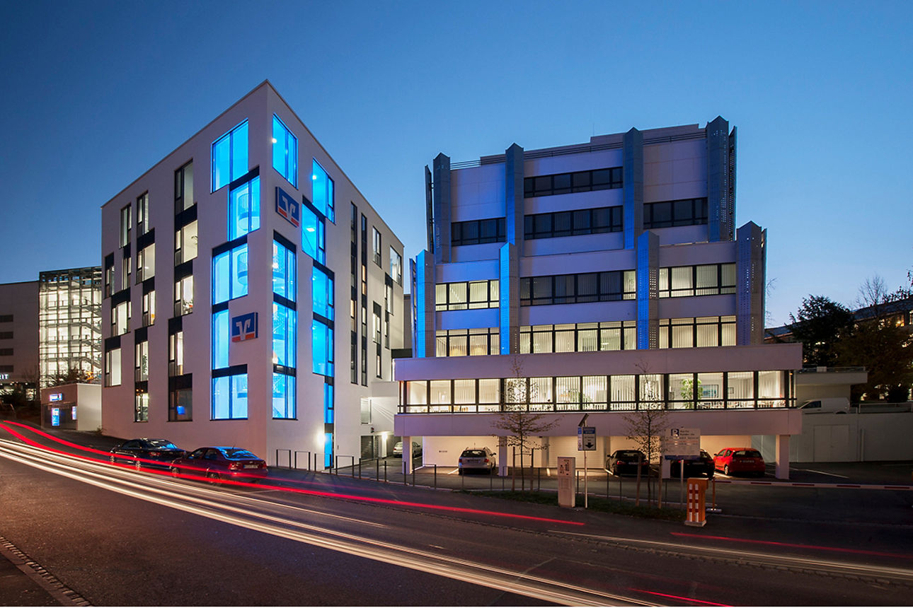 Außenaufnahme Bankgebäude Kempten in der Dämmerung