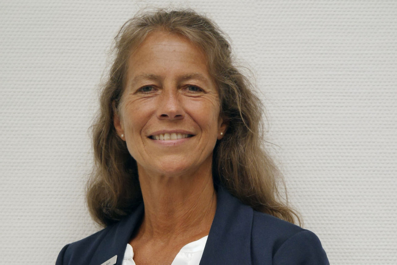 Eine Frau lächelt in die Kamera