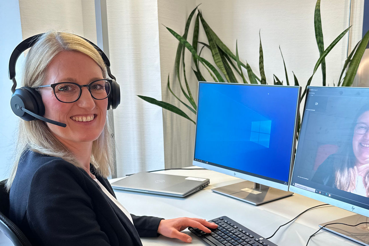 Frau mit Kopfhörer vor einem Bildschirm und eine Frau die am Bildschirm übertragen wird