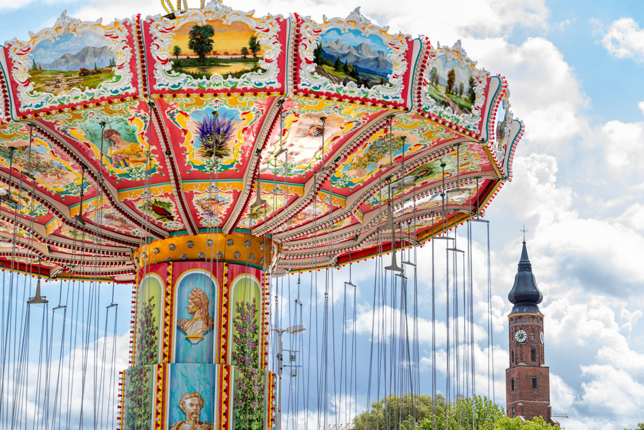 Kettenkarussell auf dem Volksfest Straubing mit Blick auf die Kirche der Basilika St. Jakob
