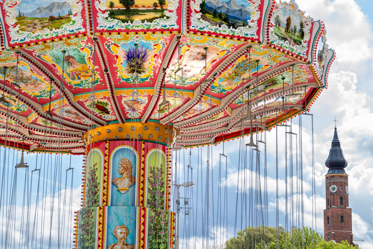 Kettenkarussell auf dem Volksfest Straubing mit Blick auf die Kirche der Basilika St. Jakob