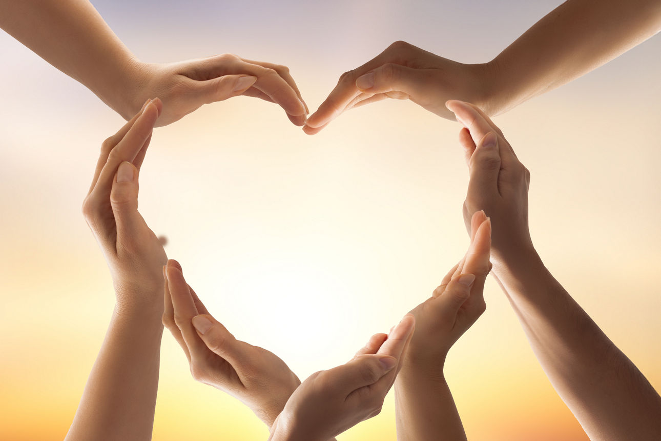 Viele Hände bilden ein großes Herz
