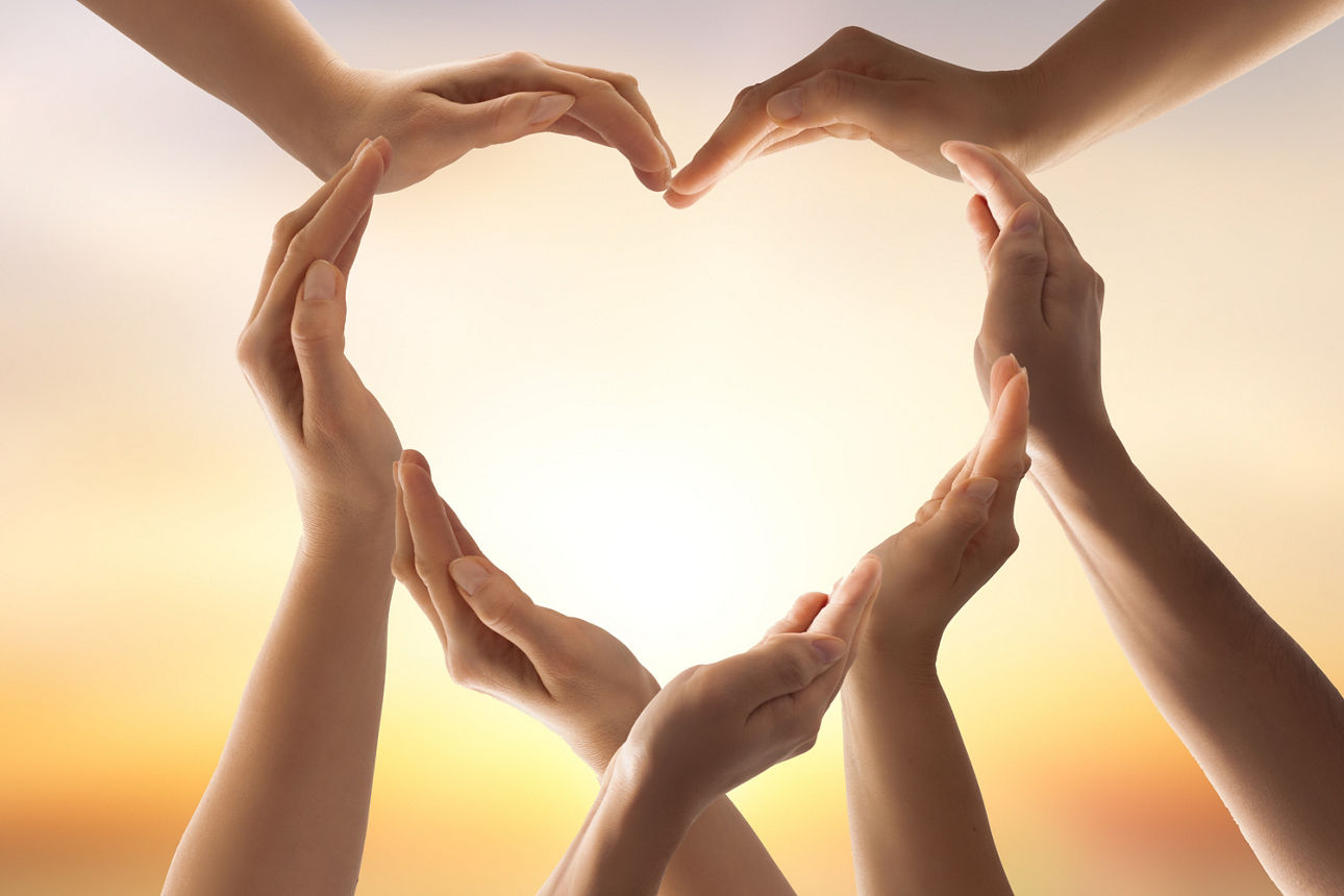 Symbol und Form eines Herzens, gebildet aus Händen. Das Konzept von Einheit, Zusammenarbeit, Partnerschaft, Teamarbeit