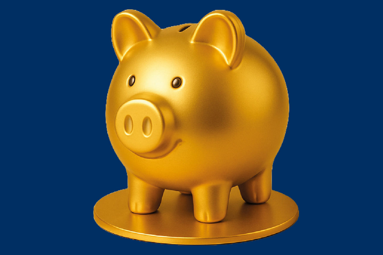 Goldenes Sparschwein auf blauem Hintergrund
