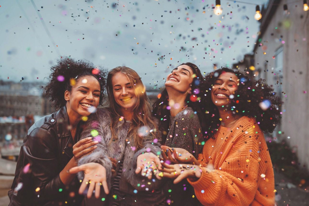 Junge Frauen werfen Konfetti