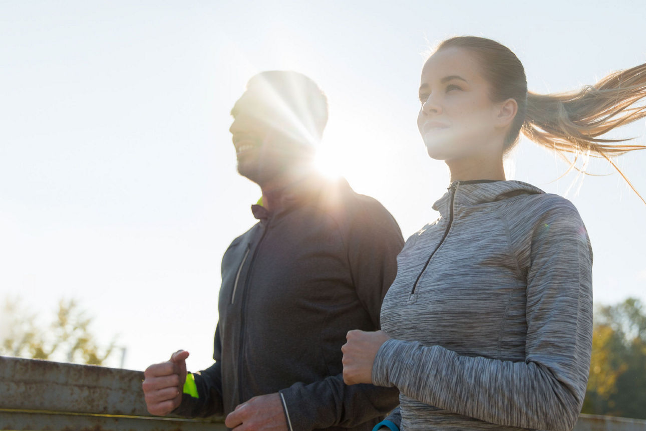 Ein Mann und eine Frau beim Joggen