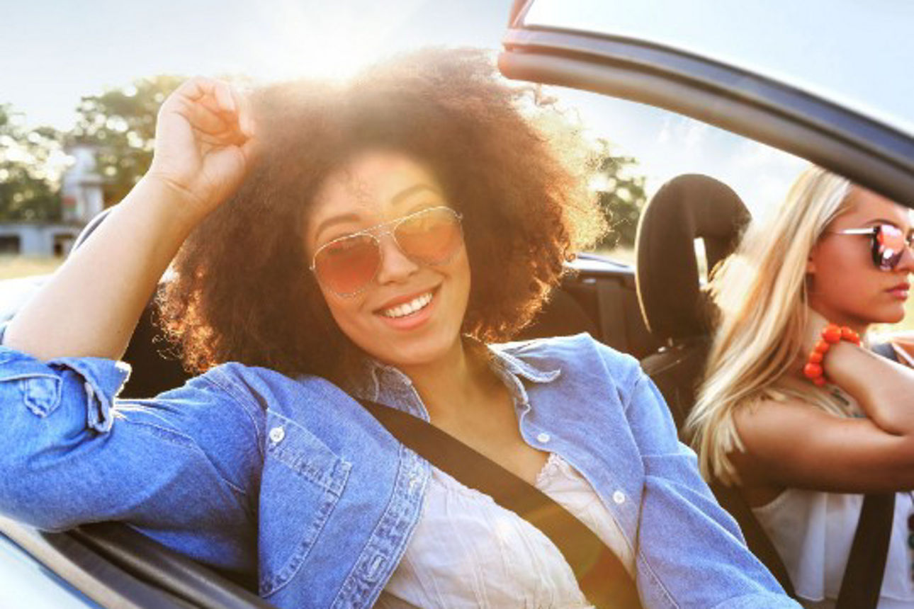 Zwei Frauen im Cabrio mit Sonnenbrille