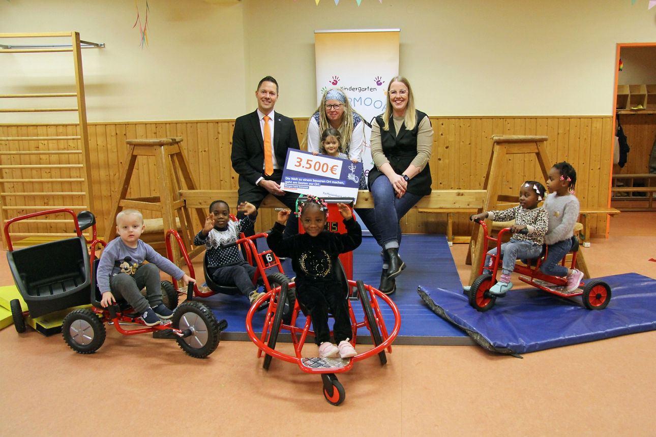 Gruppenbild vor den neuen Spielplatzfahrzeugen