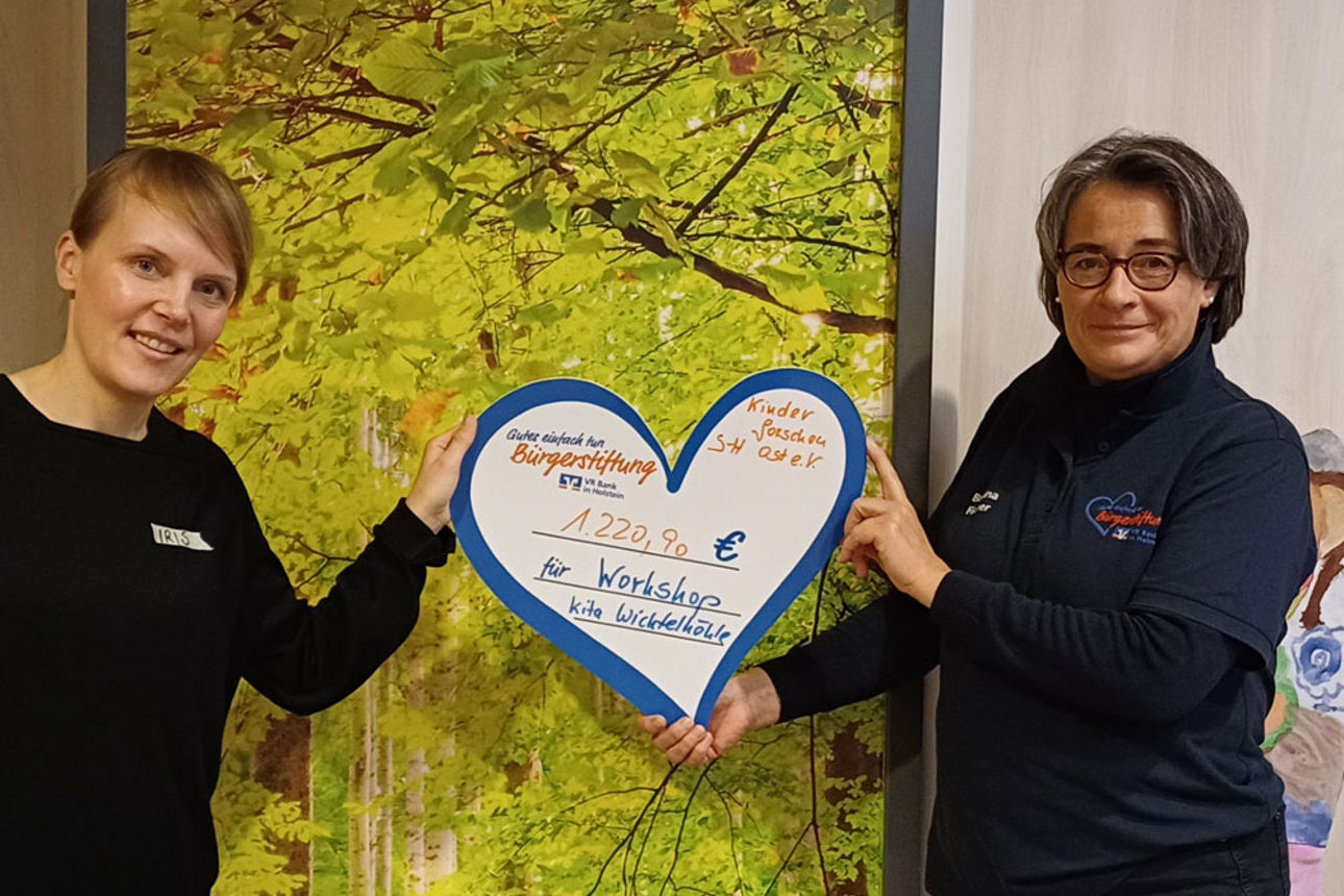 Übergabe des Spendenherzes an die Kita im Friedrichsgaber Weg in Norderstedt