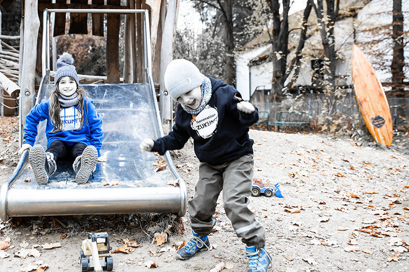 Kinder auf spielen auf dem Spielplatz.