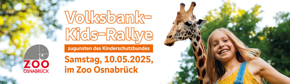 Ein lächelndes junges Mädchen sitzt neben einer Giraffe, beide schauen in die Kamera