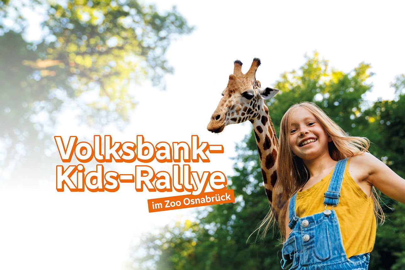 Ein Mädchen in Latzhose und gelbem T-Shirt steht vor einer Giraffe, links von beiden steht: "Volksbank-Kids-Rallye"