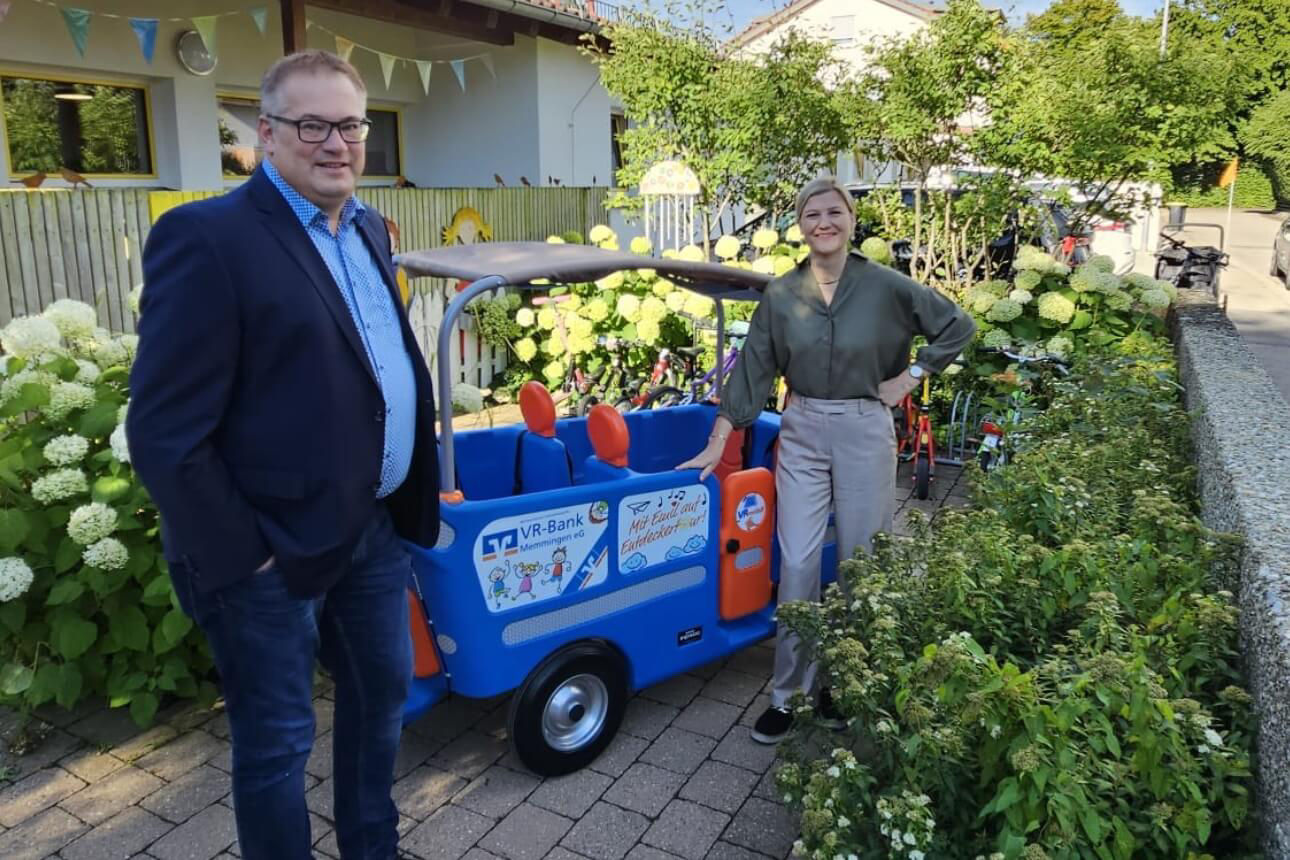 Geschäftsstellenleiterin Sabrina Riede mit Bürgermeister mit Emil Bus im Garten