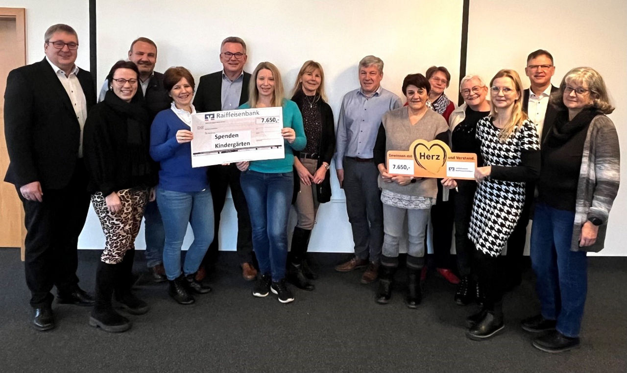 Bei einer symbolischen Spendenübergabe in der Raiffeisenbank Ichenhausen trafen sich die Vertreterinnen der einzelnen Kinderg