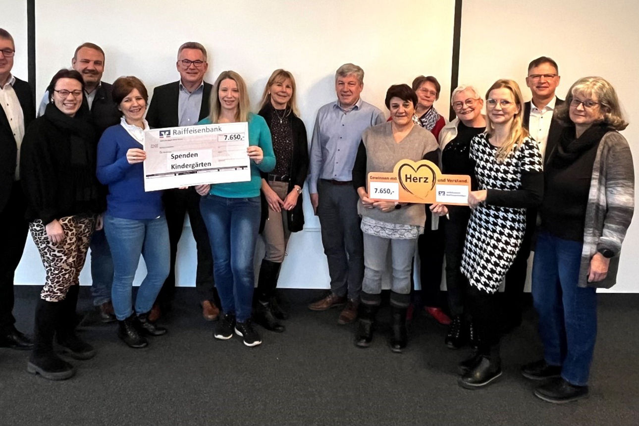 Bei einer symbolischen Spendenübergabe in der Raiffeisenbank Ichenhausen trafen sich die Vertreterinnen der einzelnen Kinderg
