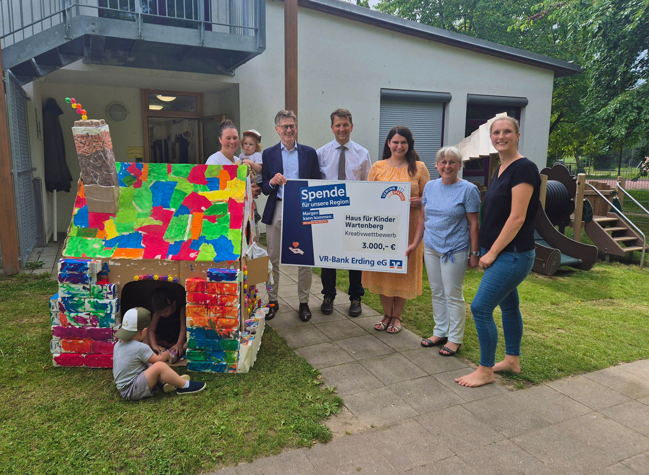 Haus für Kinder Wartenberg bei der Scheckübergabe