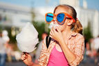 Junges Mädchen isst Zuckerwatte