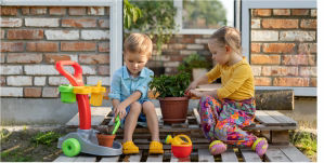 Kinder spielen im Garten mit Spielzeug