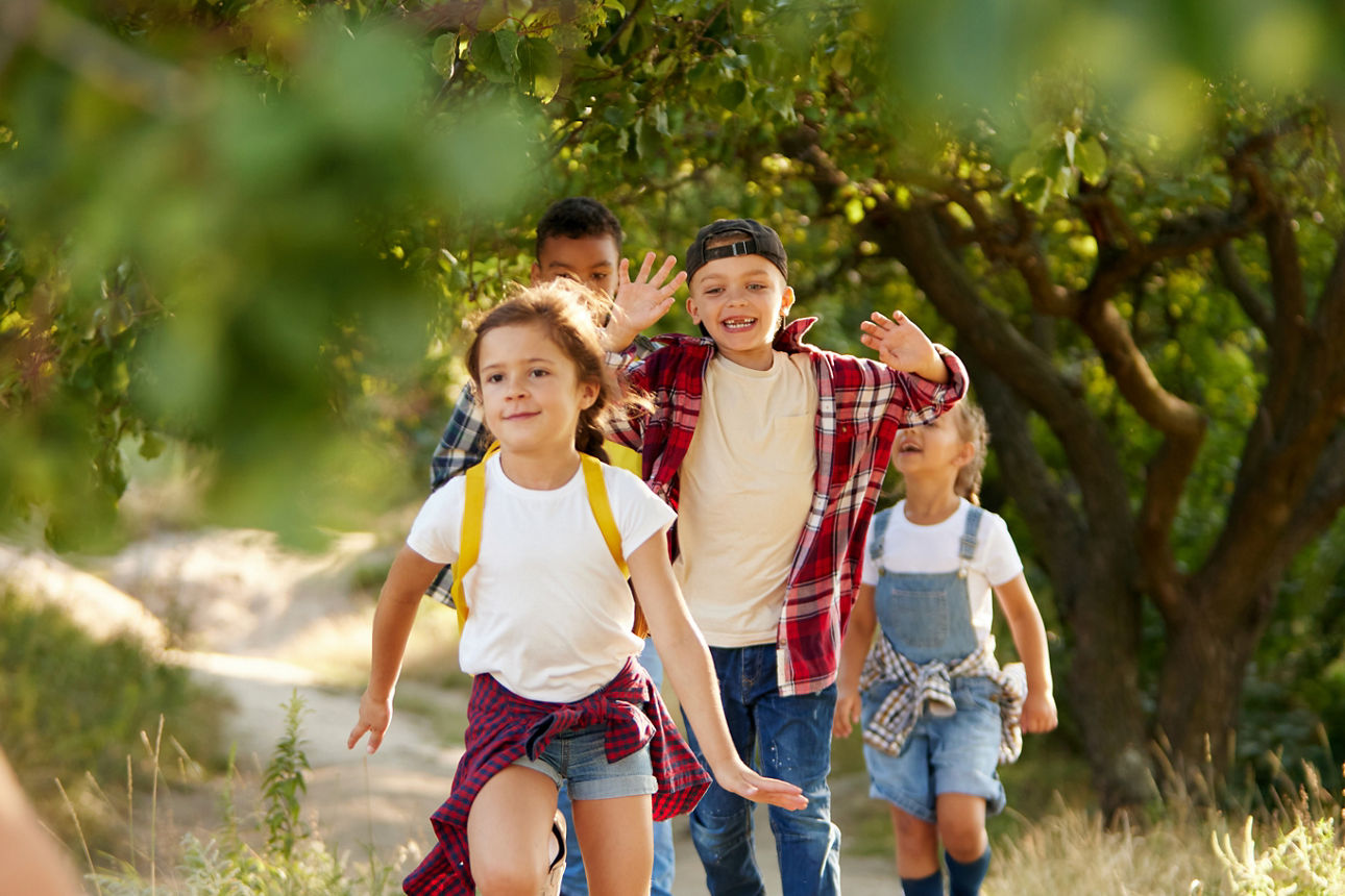 Kindergruppe läuft über einen Weg