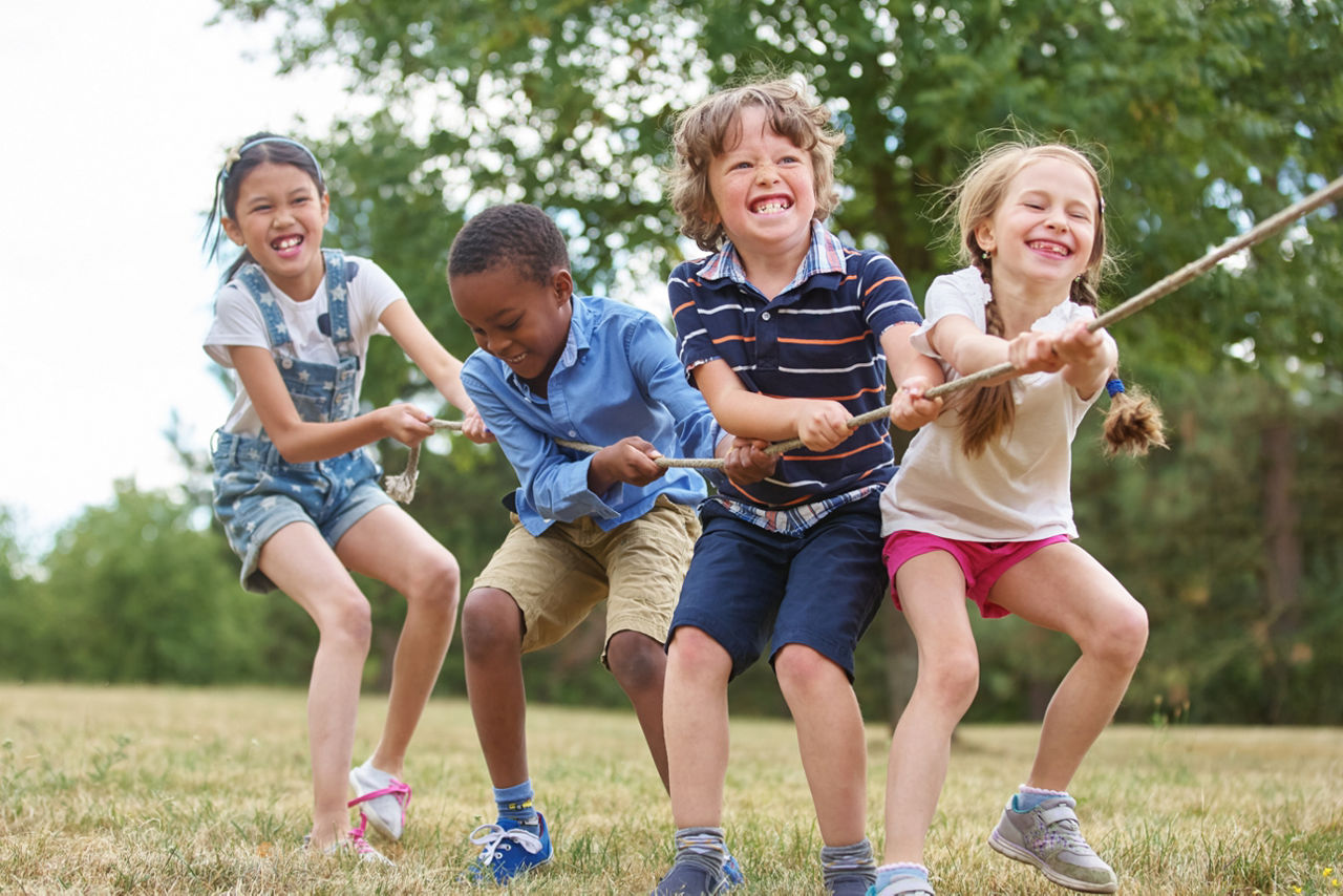 Gruppe aus Kindern beim Seilziehen