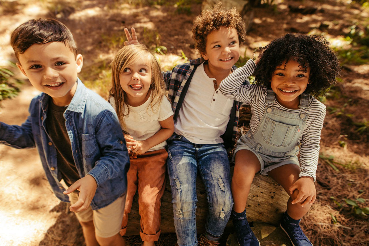 Kinder spielen im Wald