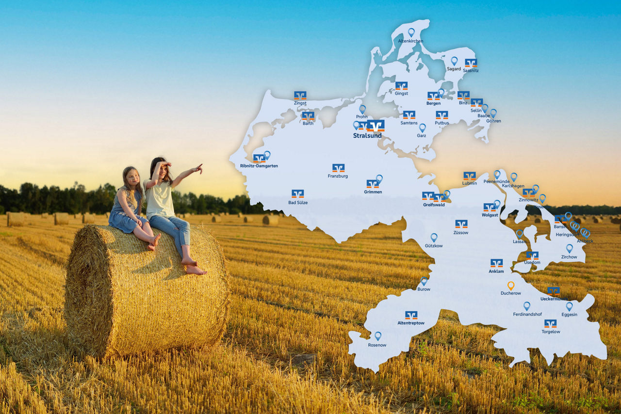Kinder genießen einen Sonnenuntergang auf dem Weizenfeld