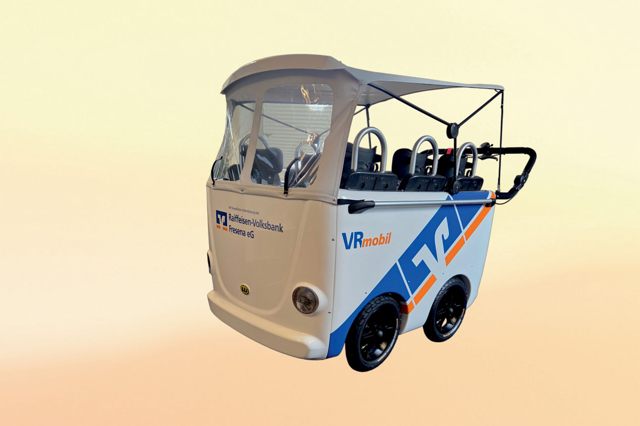 Übergabe eines Kinderbusses für die Kita Weltentdecker