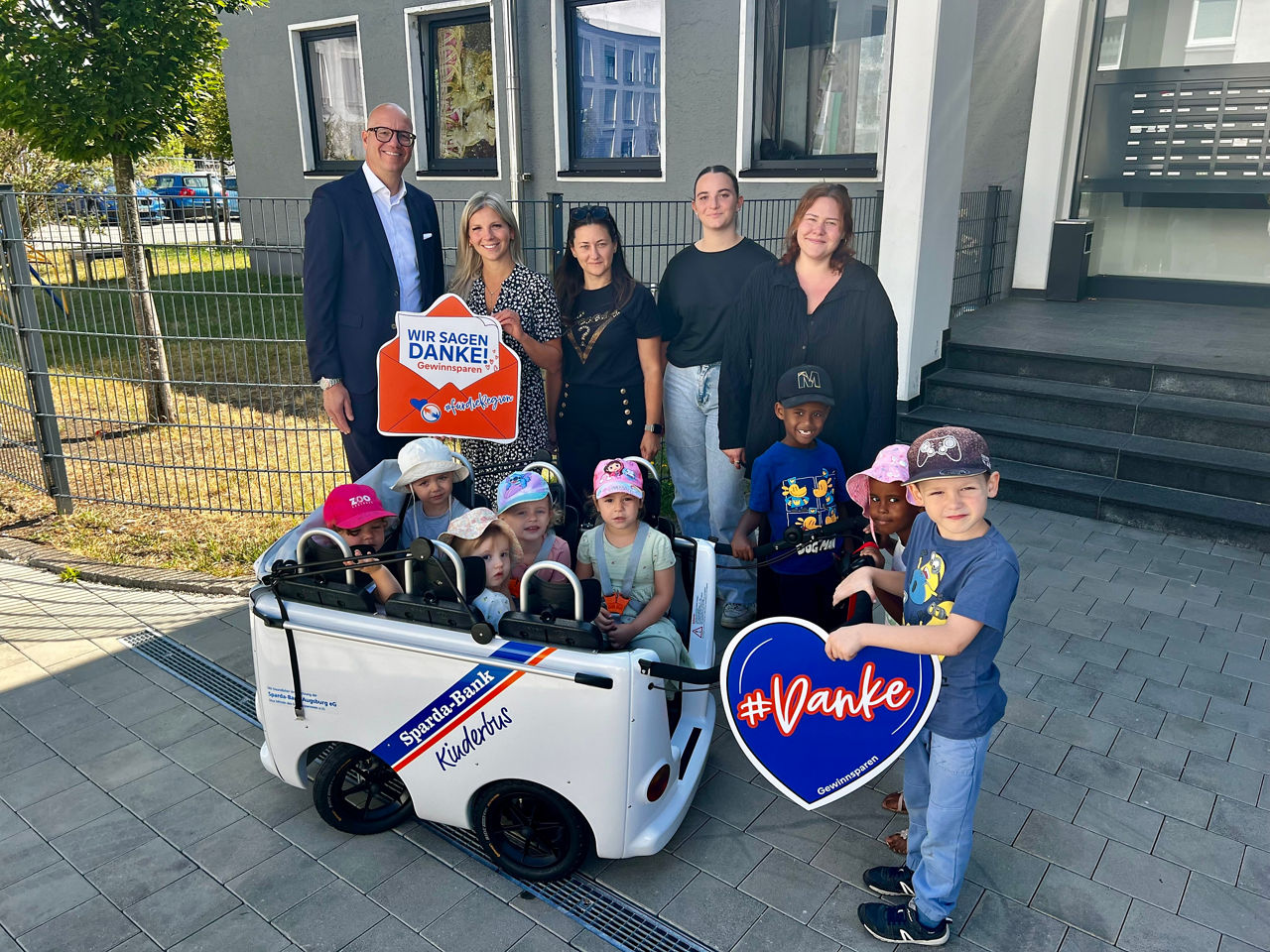 Übergabe des 3. Kinderbus
