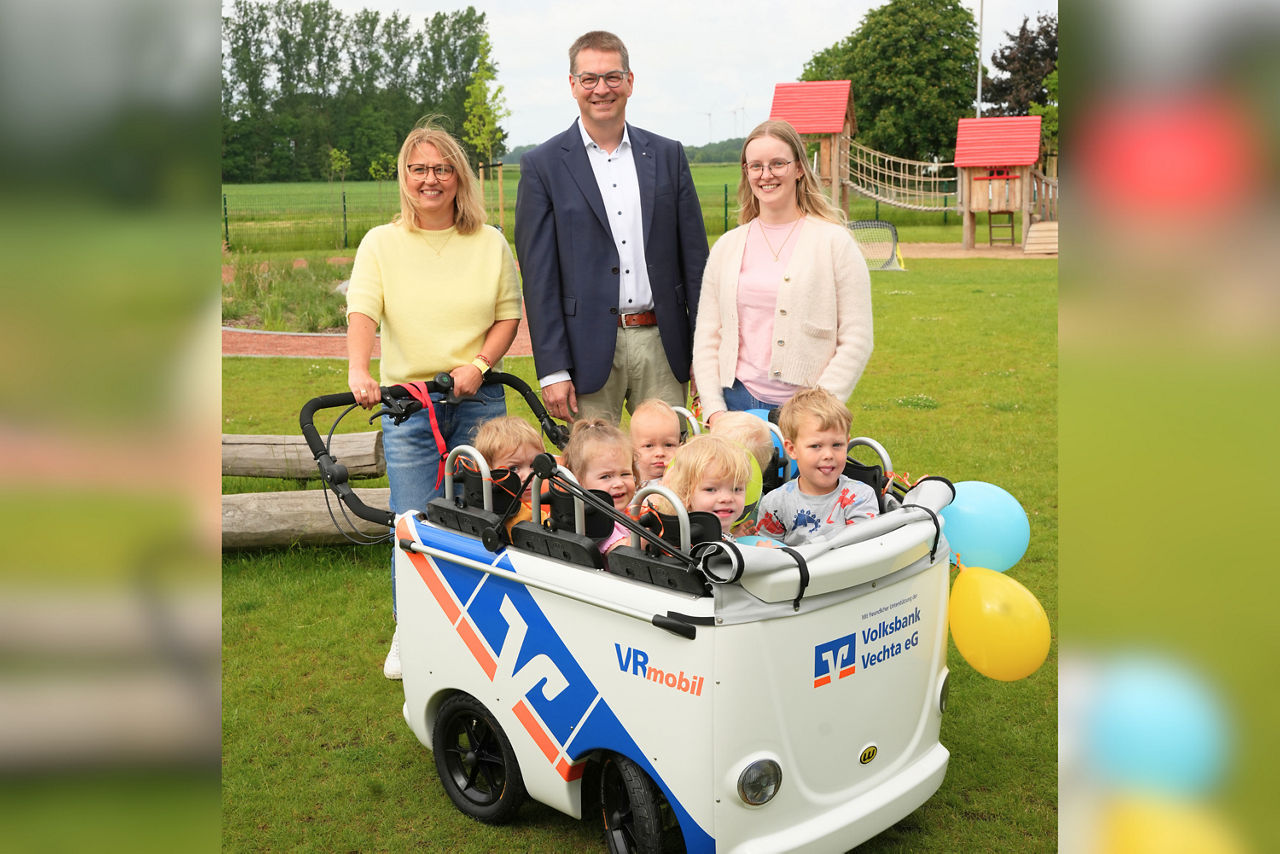 v.l.n.r.: Doreen Huntemann (Kita-Leitung), André Meyer (Filialleiter Volksbank Twistringen) und Khira Lenz (Erzieherin)