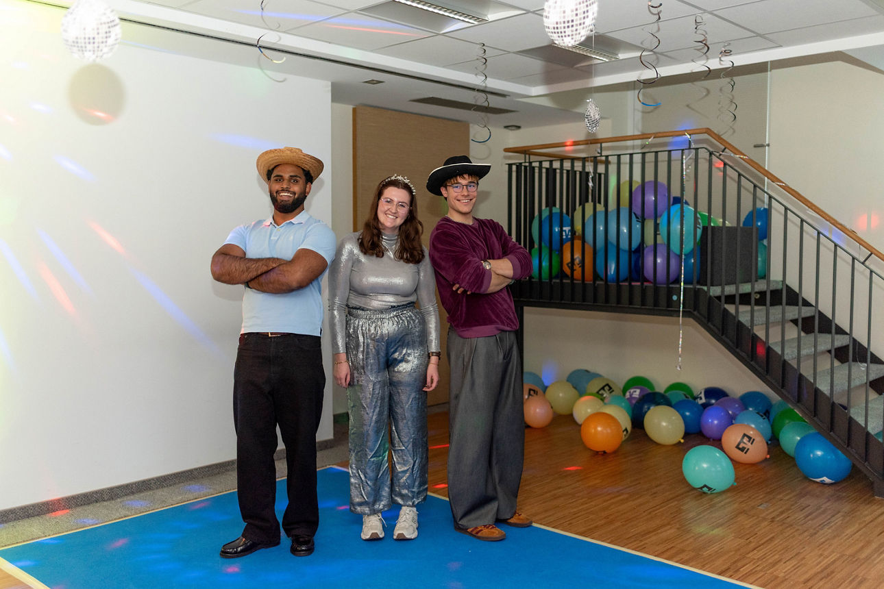 Unsere Auszubildenden aus dem 2ten Lehrjahr haben sich verkleidet als Gruppe aufgestellt.