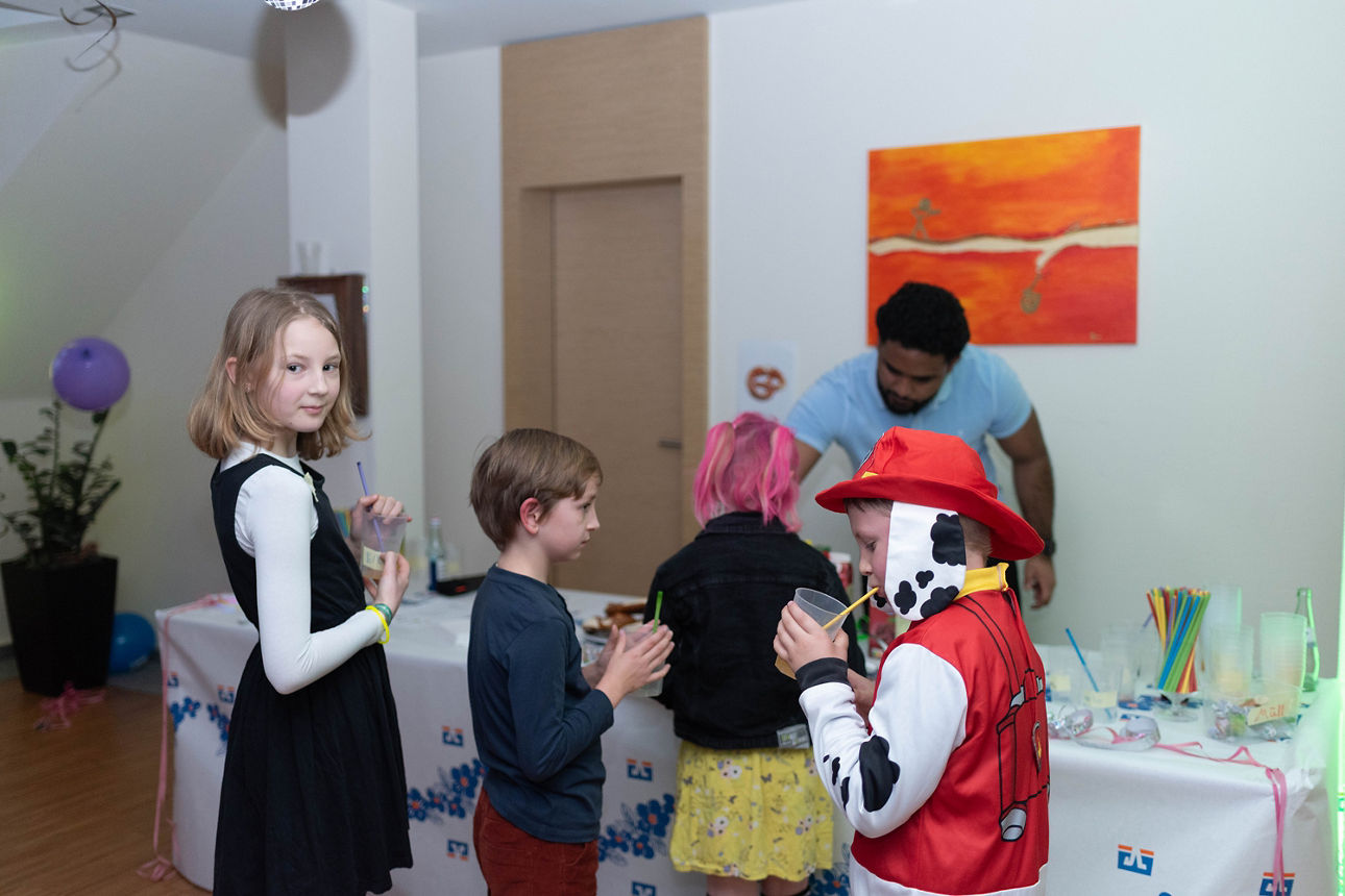 Schlange stehen an der Cocktailbar.