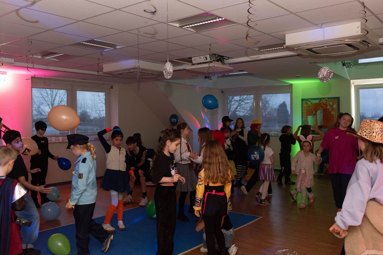Verkleidete Kinder tanzen.
