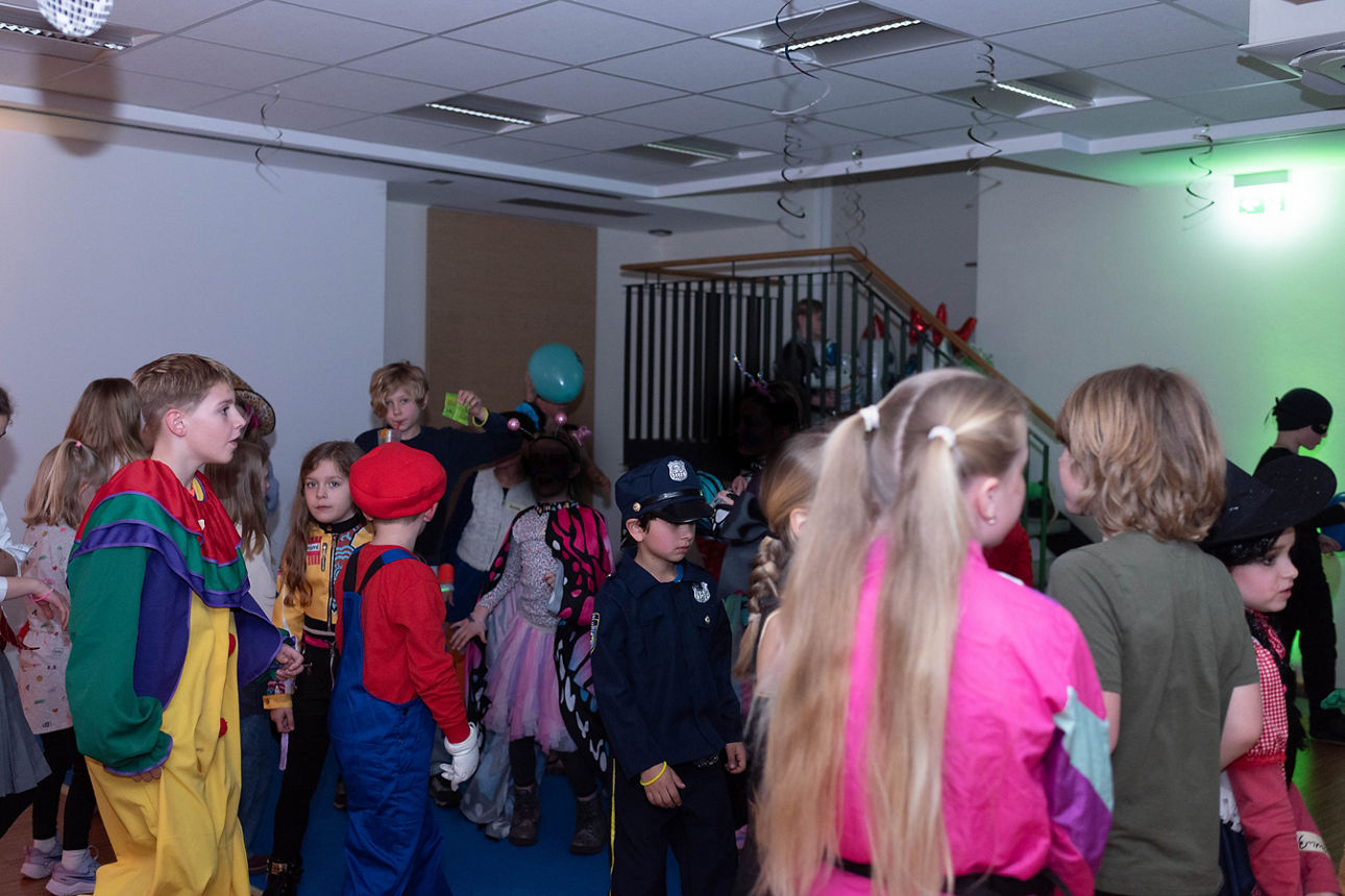 Verkleidete Kinder tanzen.