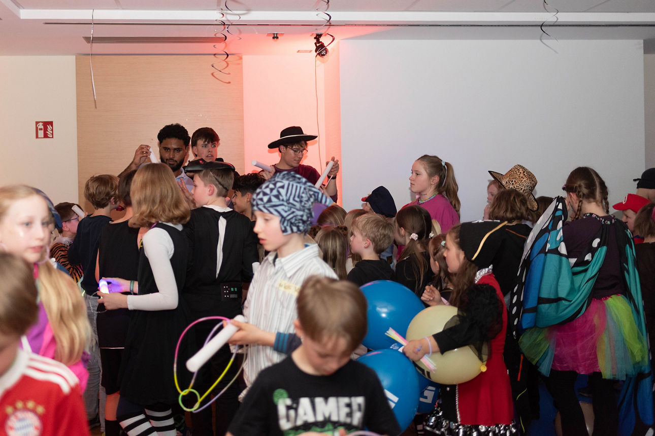 Gewusel von verkleideten Menschen.