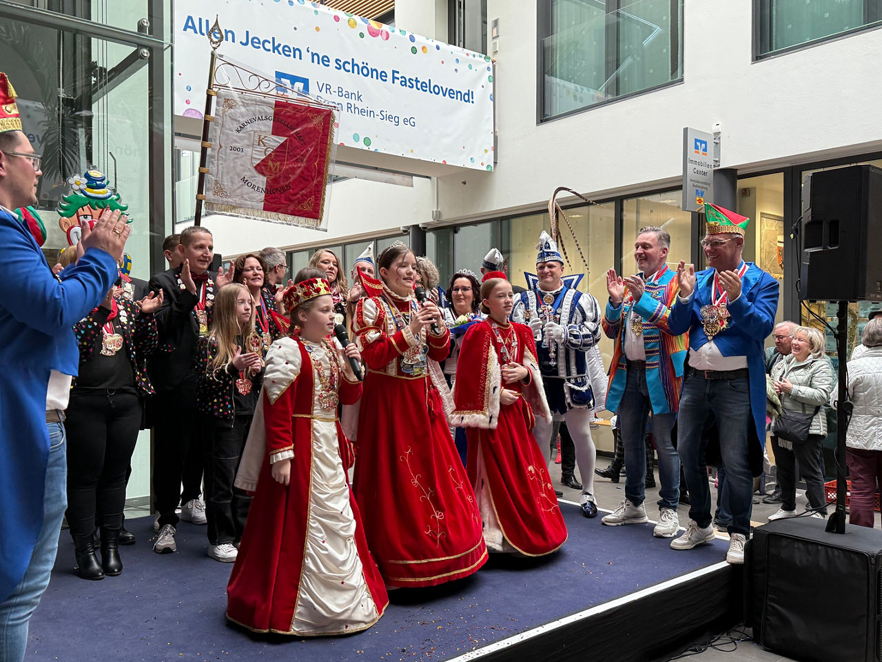 Foto ©VR-Bank Bonn Rhein-Sieg Kinderdreigestirn Morenhoven Prinzessin Klara, Bäuerin Hanna und Jungfrau Enna und Prinzenpaar 
