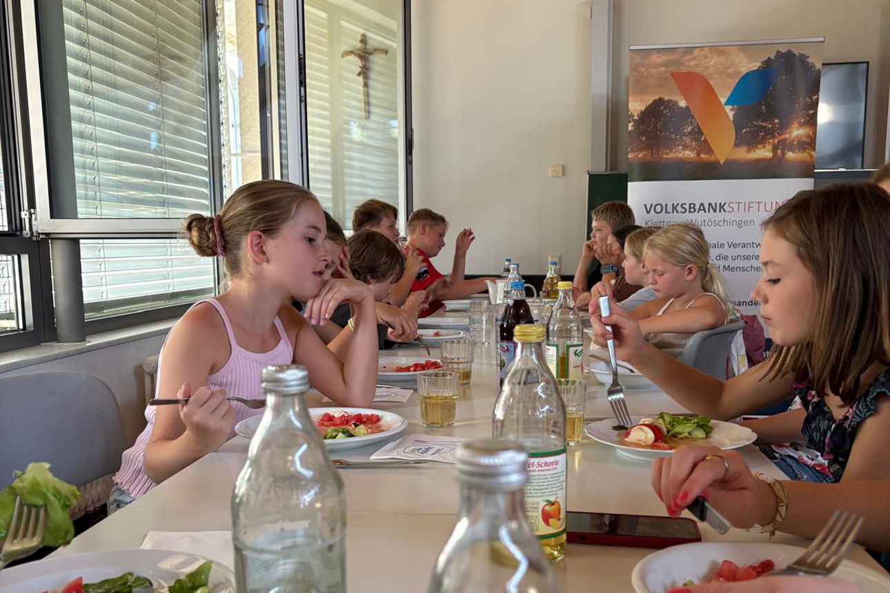Kinder beim gemeinsamen Mittagessen
